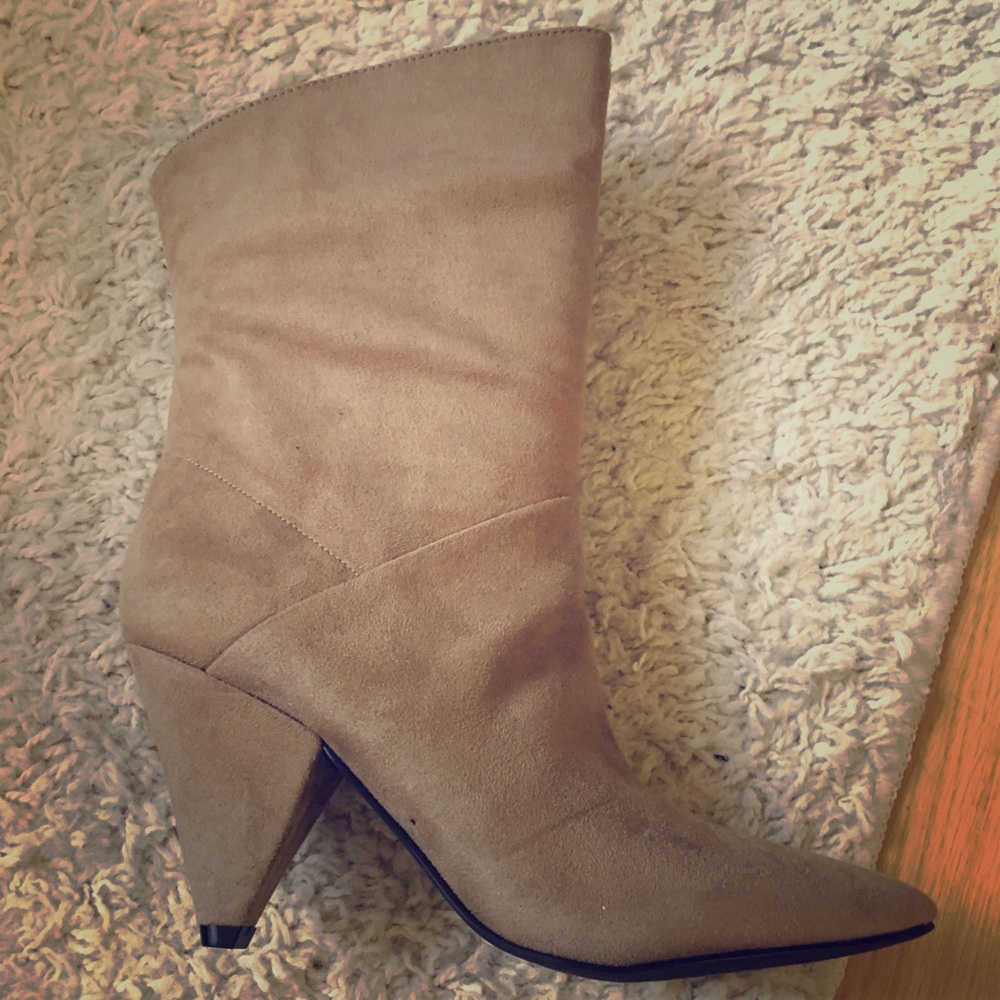 New, never worn. Sz 8.5 faux suede Beige Boots